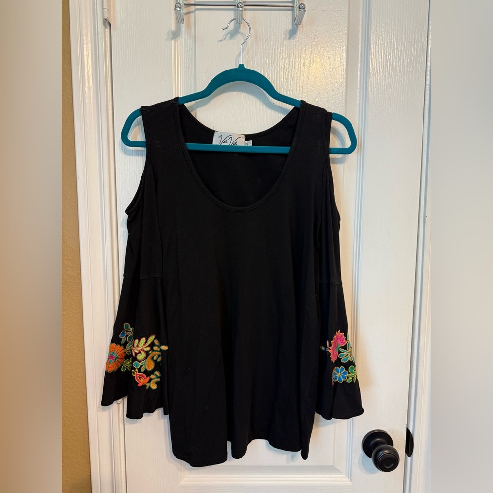 💰Va Va by Joy Han L pp19 Elegant Black bell sleeves Top with Floral Embroidery